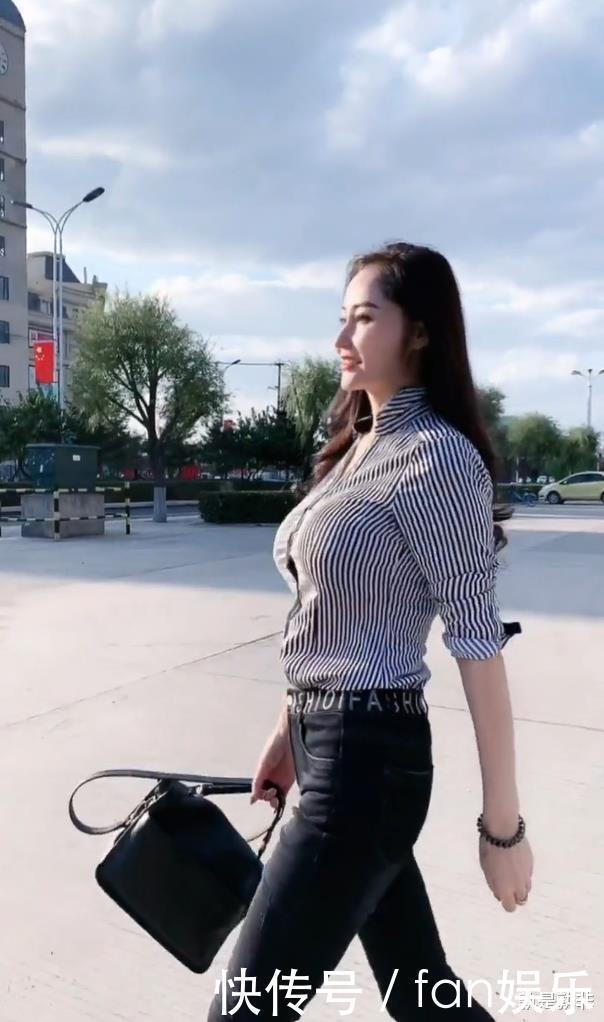 女孩|条纹衬衫配上牛仔裤，值得高挑女孩试上一试