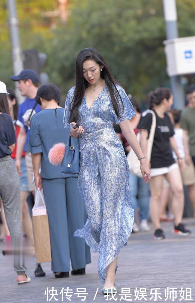 辣妈身材有点魁梧,穿上深V睡衣裙后,整个人气场十足