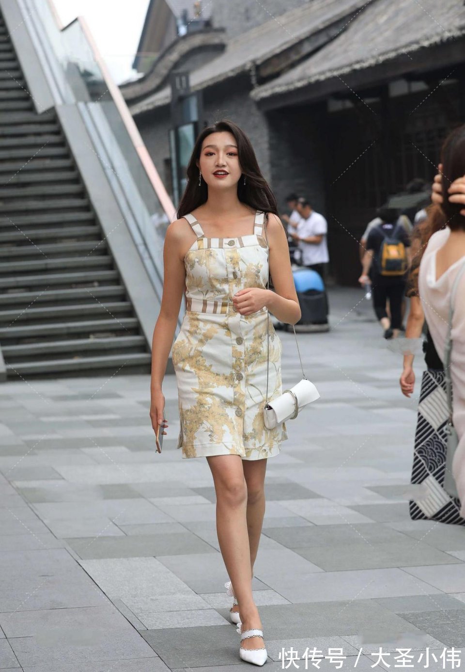 一举一动|美女街拍:一举一动都表现出一种高贵的气息,想娶老婆,就要娶这种类型的