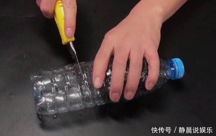 马桶|马桶堵塞,别再花钱请人疏通了,只需2个塑料瓶,教你轻松通马桶