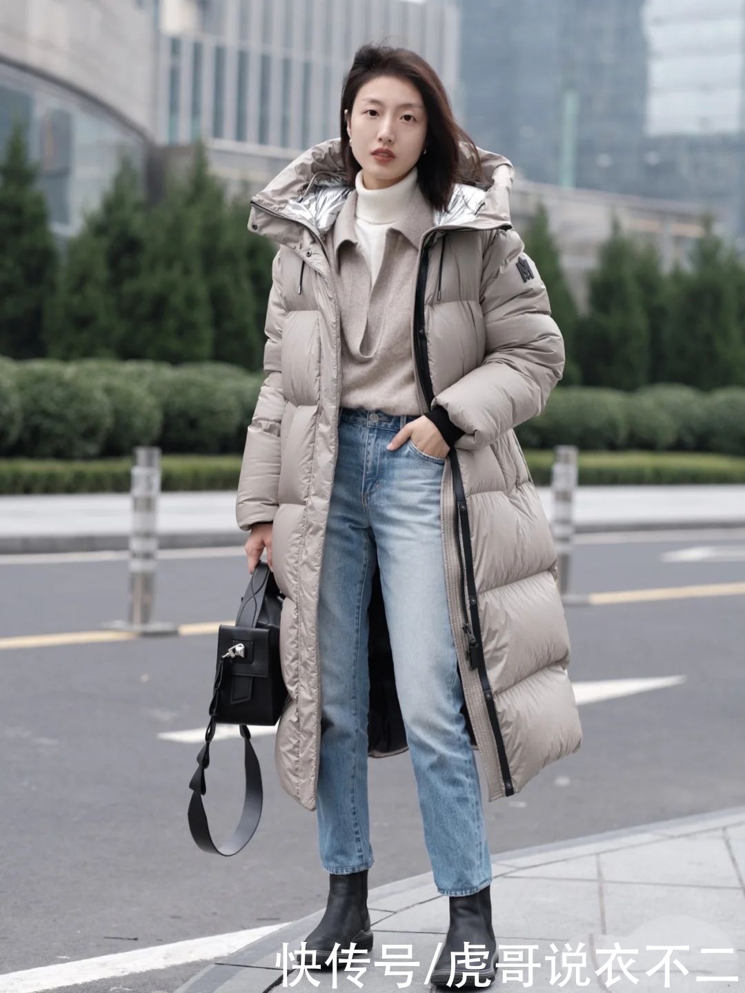 身高161的她，轻松将羽绒服穿得高挑又大气，原来全靠这3招