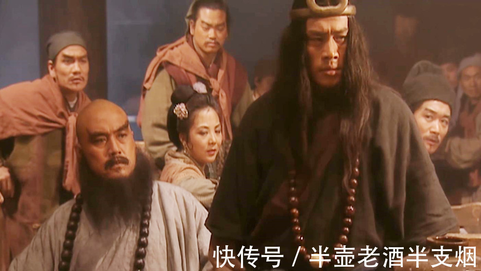 民女@李逵要杀宋江,吴用赶紧开溜:鲁智深武松出手帮李逵,梁山马军五虎将也挡不住