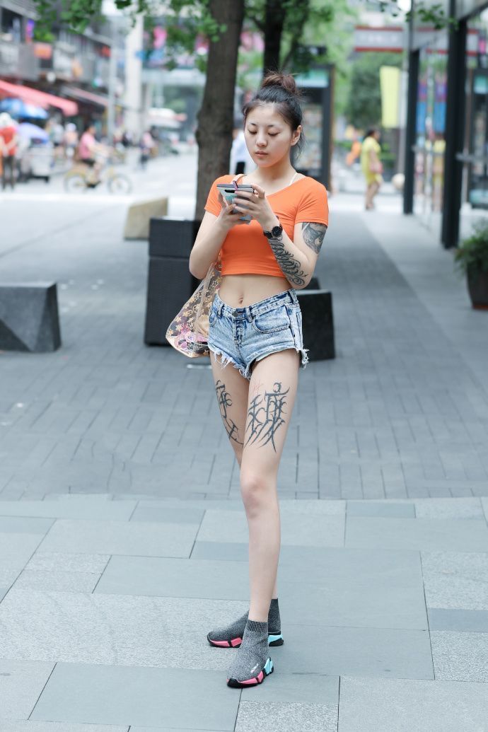 街拍：小美女一条红色吊带连衣裙，吸睛率极高