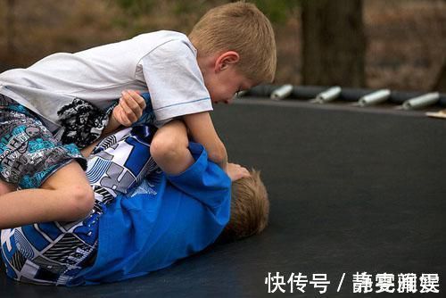 我们的生活|儿子在幼儿园受欺负，爸爸不吵不闹喊了一句，家长群纷纷点赞