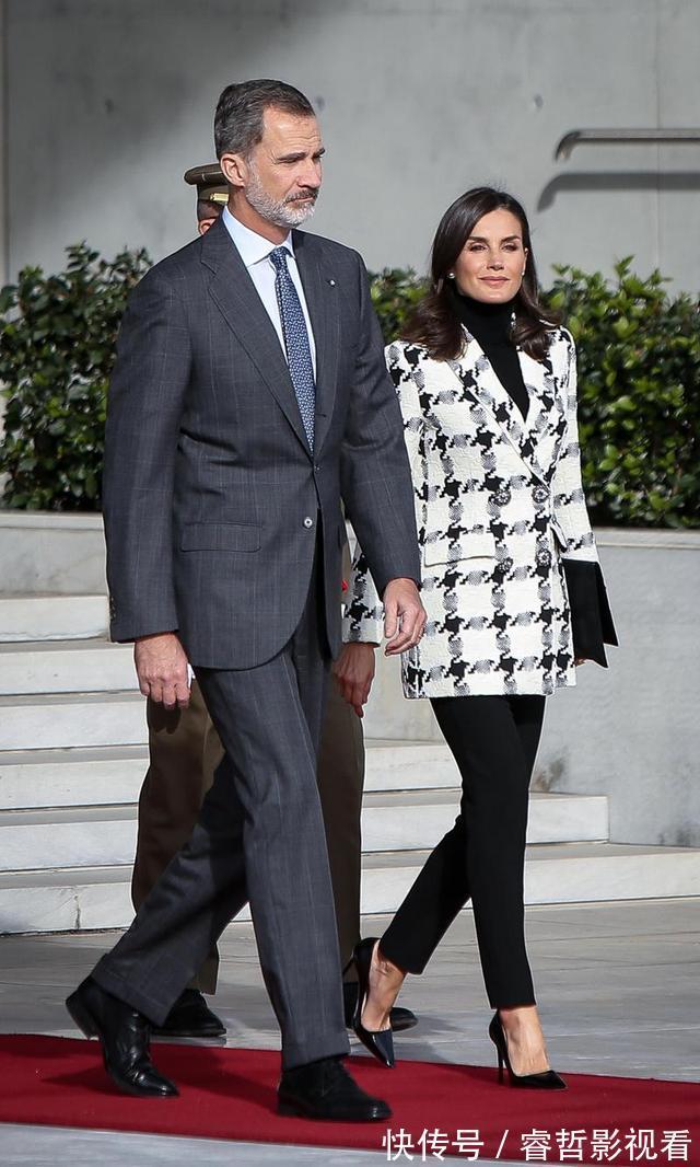 深色 降温怎么穿搭?西班牙王后抗冻有一套,时尚并不意味着一定露腿