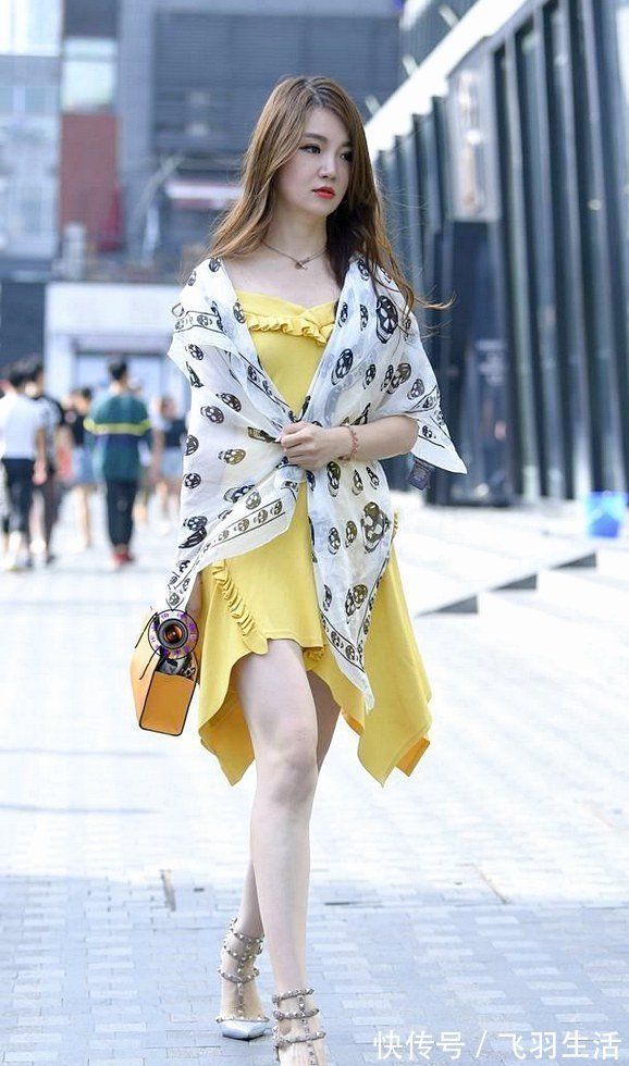 高跟鞋|美女街拍:女超人姐姐:连衣裙搭配铆钉高跟鞋,就是与众不同!