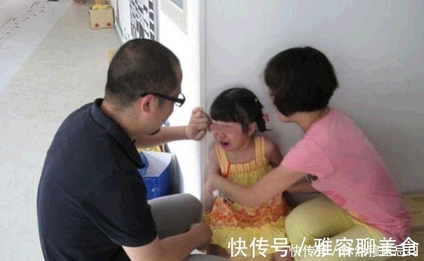 小别离|孩子耍赖不去幼儿园，奶奶“夹”着他走，果然姜还是老的辣！