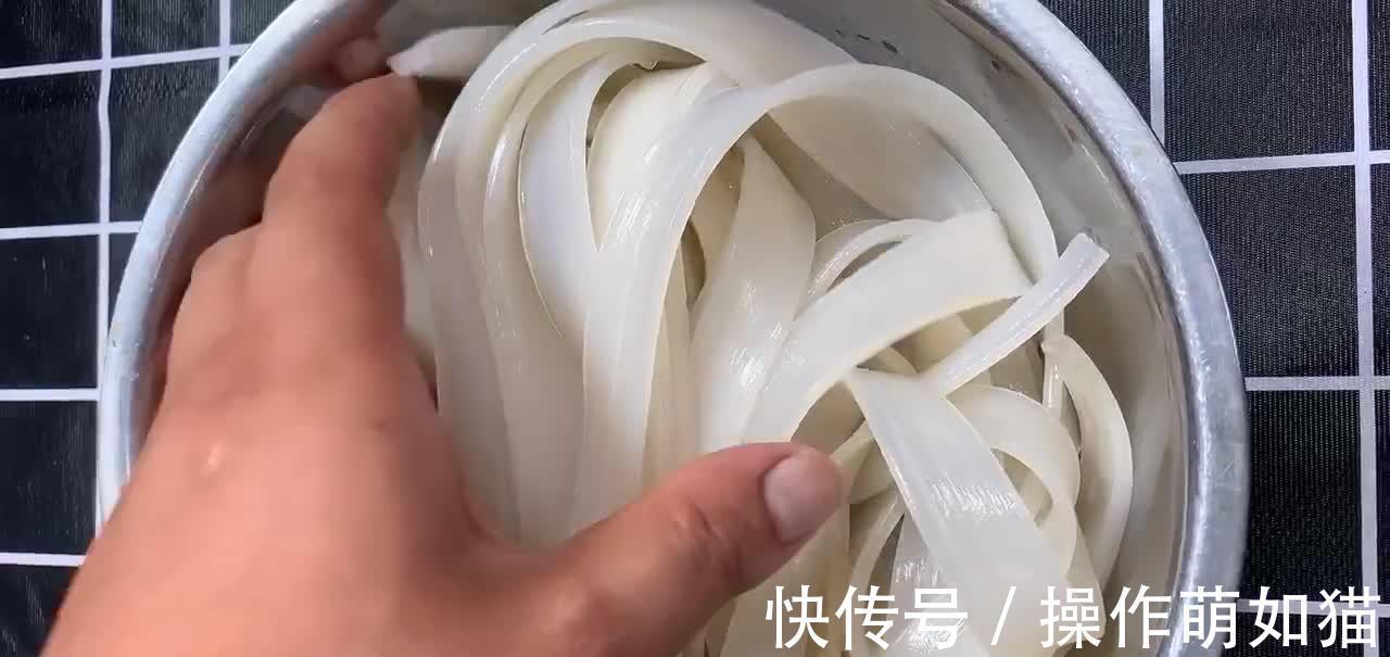 红烧肉炖宽粉，柔软劲道，肉香味浓，东北人从小吃到大的人间美味