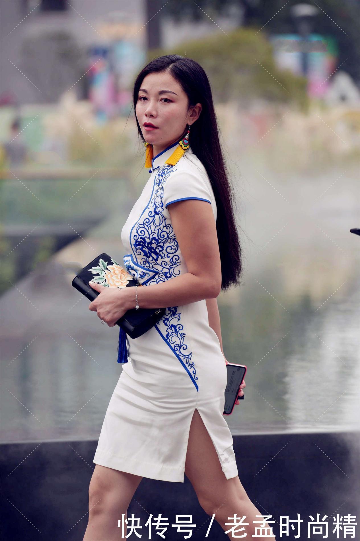 街拍:改良版的旗袍, 配上复古风的首饰, 妥妥的大家闺秀打扮