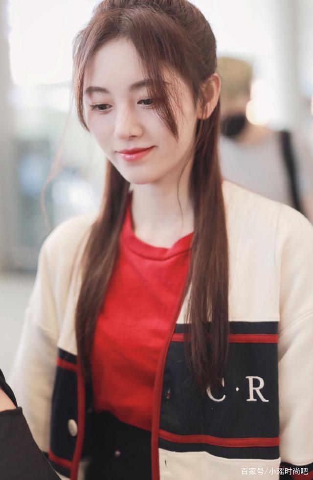 过了30岁的女人别总染棕色发色了,试试这4种颜色,超显白好看!