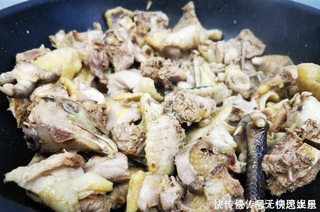自家养的老土鸡，这样的做法，好吃到放不下碗，妈妈太厉害，太赞