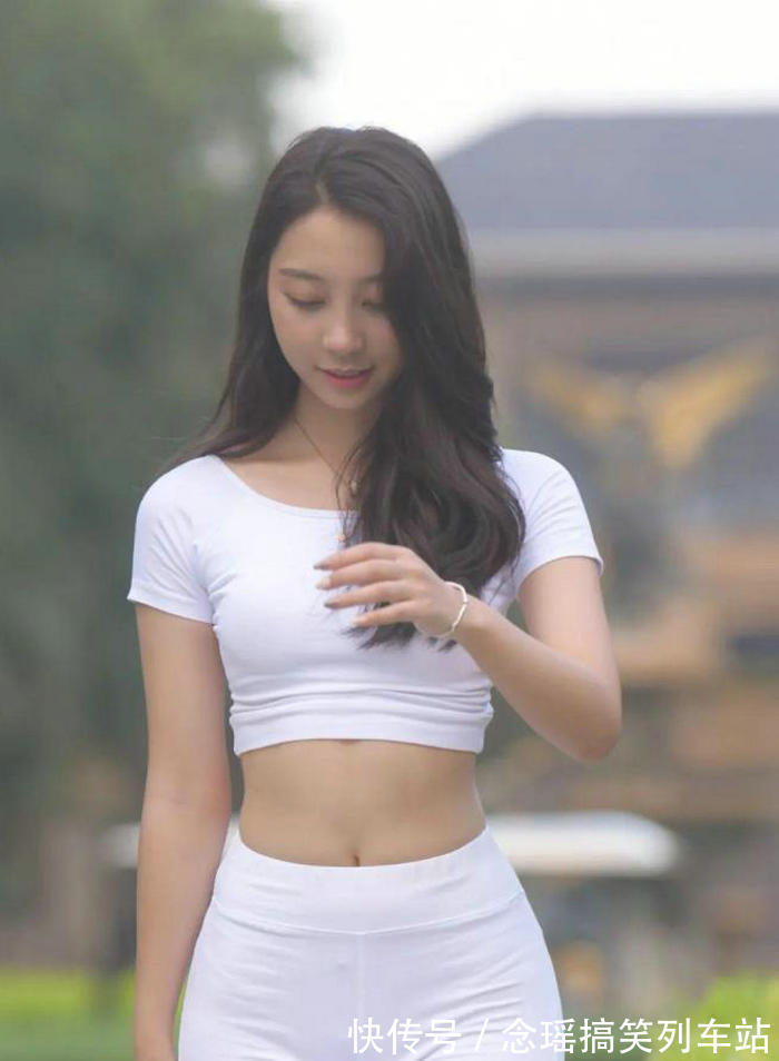 底裤 对于喜欢穿紧身裤的女生来说,就必须学会怎么搭配好上衣