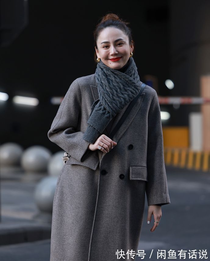 大方 秋冬大衣怎么穿更显贵?学45岁博主用“同色系”,秒变人间富贵花