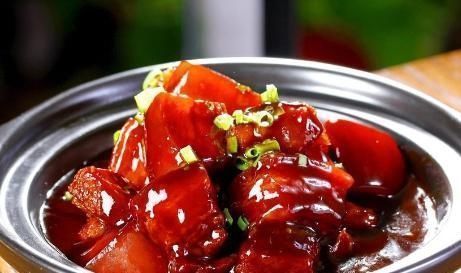 做红烧肉时,用冰糖还是白糖厨师长做错了,难怪红烧肉会发苦