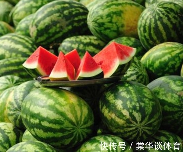 挑西瓜别再用手拍了,老瓜农告诉你3个方法,保证皮薄多汁又甜!