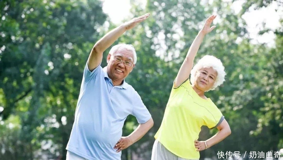 磨牙|晚上睡觉时,若有这4个表现,或许说明肝不好,中招的人别大意