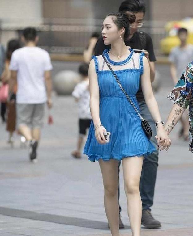 街拍:时髦大方的时尚美女,蓝色牛仔装的搭配潇洒又气派