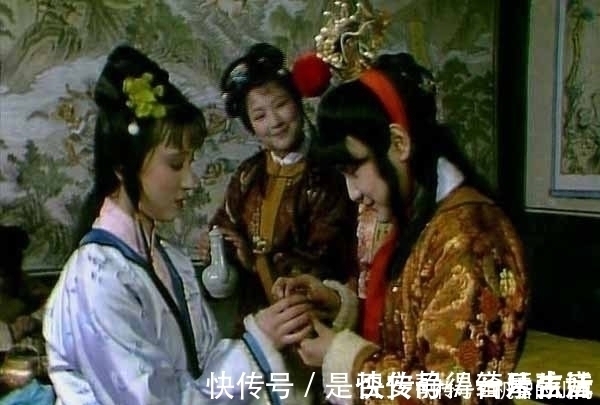 黛玉&湘云发现宝玉的珍珠少了一颗,引出黛玉冷笑,写这一段有何用意?