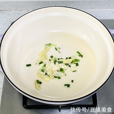 天冷了吃点热乎的，来一锅家常豆腐煲，暖心暖胃又营养