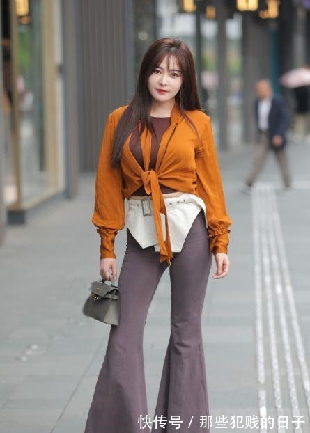 高贵 橙色轻薄外套搭配喇叭裤,高贵冷艳,从容优雅!