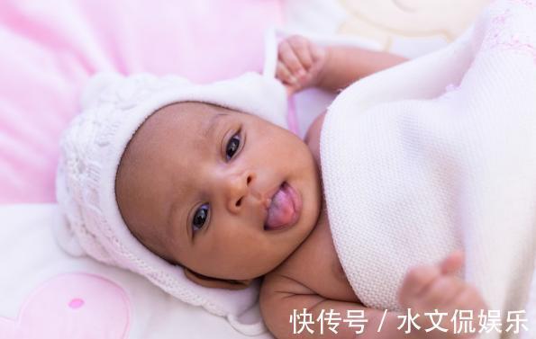 奶奶|年轻妈妈生下“黑人宝宝”，爸爸觉得抱错了，奶奶我知道原因了