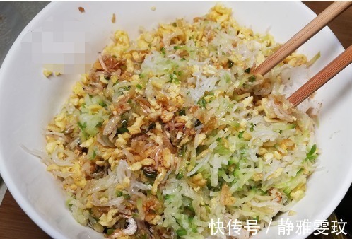 一个萝卜,2个鸡蛋,不用发面,教你这样做馅饼,营养又味美