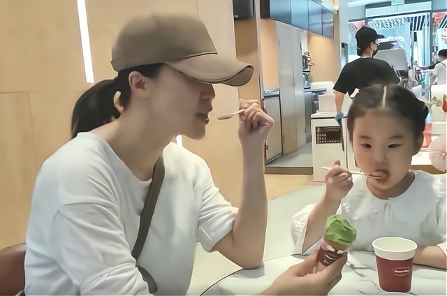 女儿|王楠5岁女儿喝茶豪爽连干2杯!富豪老公提醒,女儿:太磨叽了