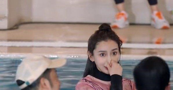 跳水機(jī)|楊穎接受懲罰落入水中,抬起頭時(shí)鼻子突然“變形”伸手救場(chǎng)都晚了