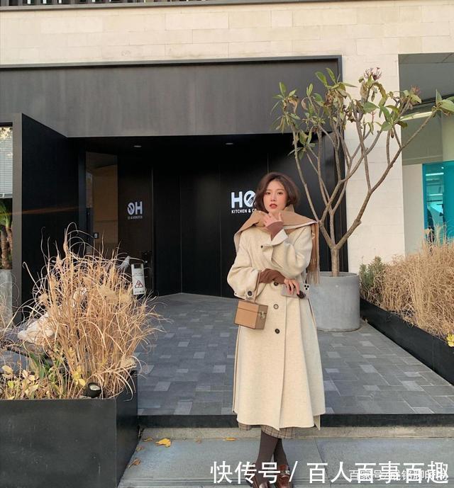 大衣下面应该搭什么懂搭配的女生都喜欢这样穿，优雅显瘦又耐看