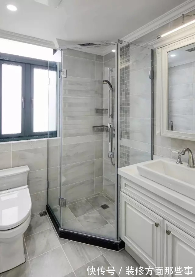 三居室|105平美式风三居室,浅灰的底色点缀亮黄、浅蓝为客厅时尚感