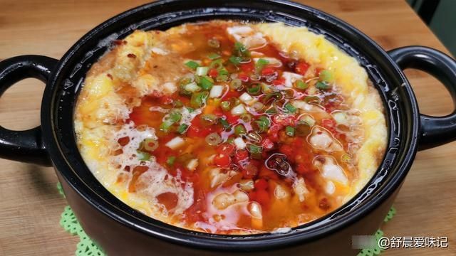 鸡蛋和豆腐的神仙吃法，口感滑嫩，味道香辣，吃一口就喜欢上