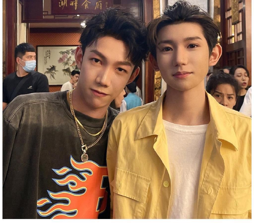 王源|没得奖却站上了舞台 谈及这件尴尬事,他点名王源,不是第一次了