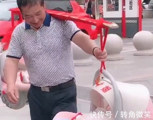 孙女|姥爷“挑”双胞胎,走出六亲不认的步伐,最重的扁担