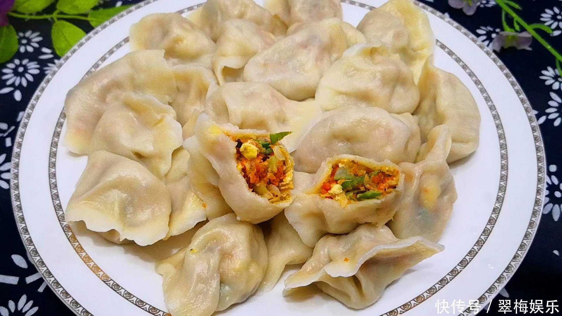 白菜饺子好吃有秘诀,学会如此调馅,味道格外鲜美,味精都省了