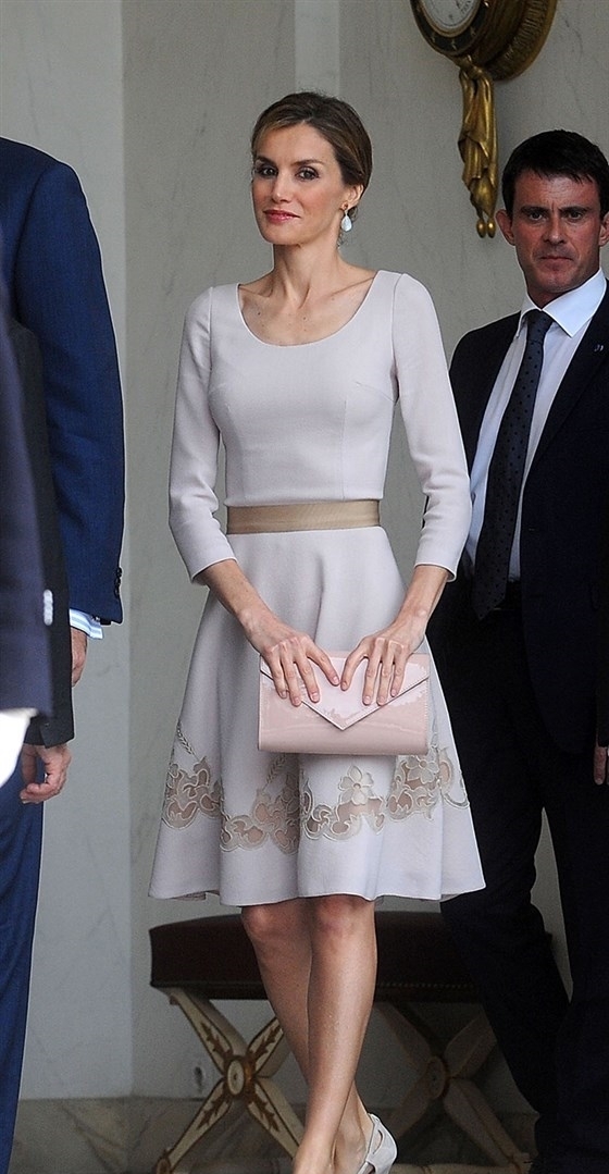 西班牙王后“单色”穿搭华贵又大气!黑色造型特别有范儿,真华贵