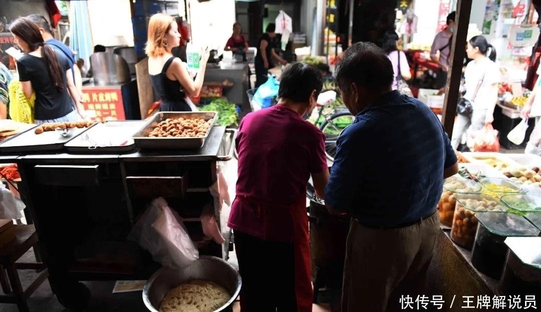 一对古稀老人守着一个小吃摊子,养活四代人,还留住了一条街