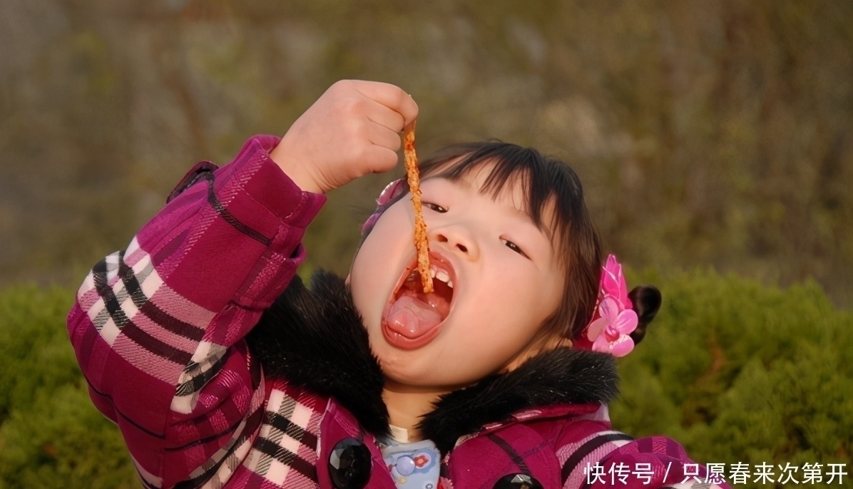 孩子|萌娃大摇大摆上门“蹭吃”火了,双手插兜表情贼逗:婶,我又来了