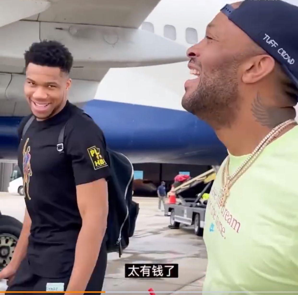 亿万富翁|酸了!字母哥晒塔克穿镶钻球鞋登机,自己只穿一双人字拖太寒酸