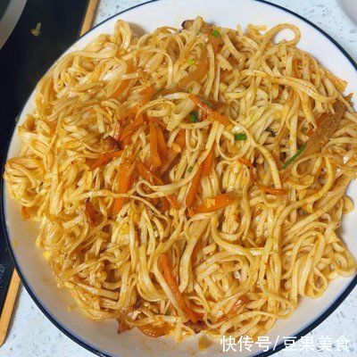 家人|这道晚餐｜鸡胸肉丝炒面，家人天天求我做