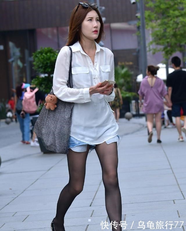 搭配 黑色打底裤搭配白色上衣,看起来才会协调,较为素雅一些!