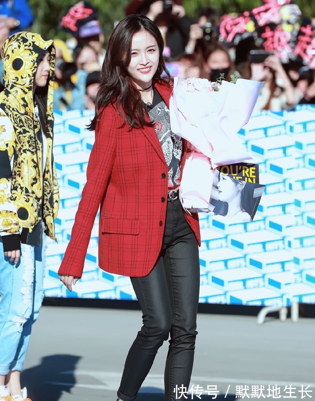 大长腿|吴宣仪可真会穿,修身吊带裙配黑色短靴,秀“漫画腿”强势吸睛