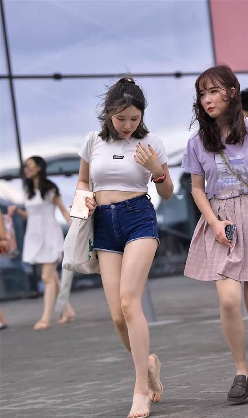 微胖|小姐姐清凉装扮秀出时尚,这是属于微胖女孩的自信穿搭