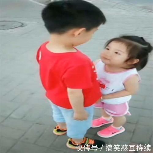 二胎|妹妹将哥哥的作业撕掉,随后哥哥的动作超暖心,网友:有教养的娃