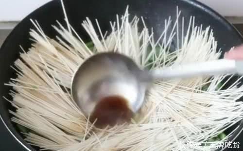 全家|面条可不要再水煮了,不如试试这做法,全家抢着吃,五分钟出一锅