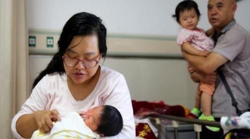 婴儿|婴儿是要经常抱着还是让他自己躺着好,父母要搞明白区别再带孩子