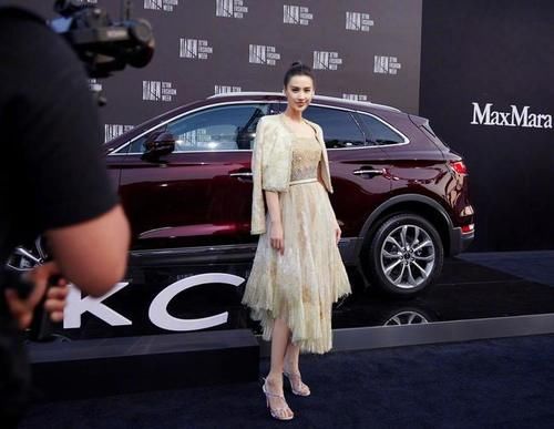 辣妈|时尚辣妈连衣裙亮相!身穿亮片小香风外套,满满的女王风范!