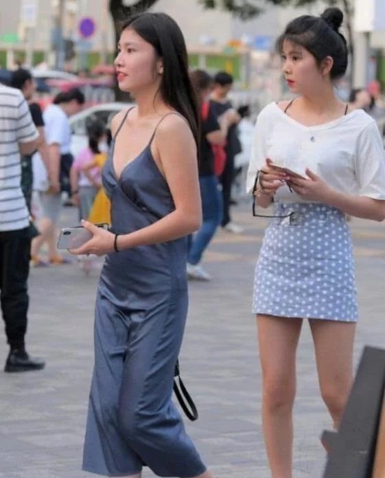 街拍|街拍:气质温婉的长发美女,蓝色连衣裙,清爽大气女人味十足