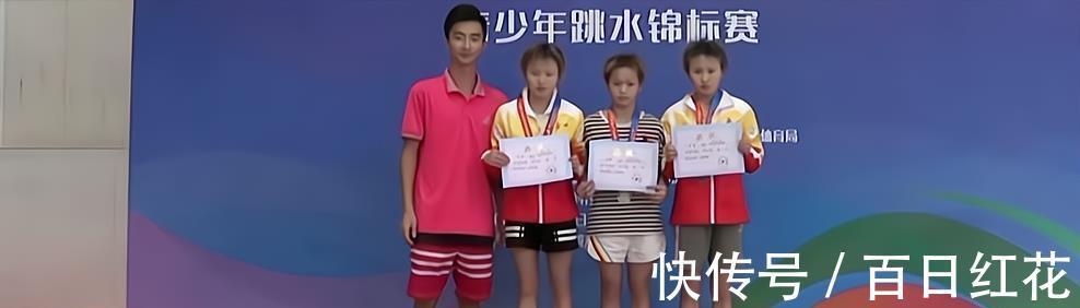 后辈|全红婵变化真大!1年前领奖,1年后颁奖!为后辈签名,撸起袖子