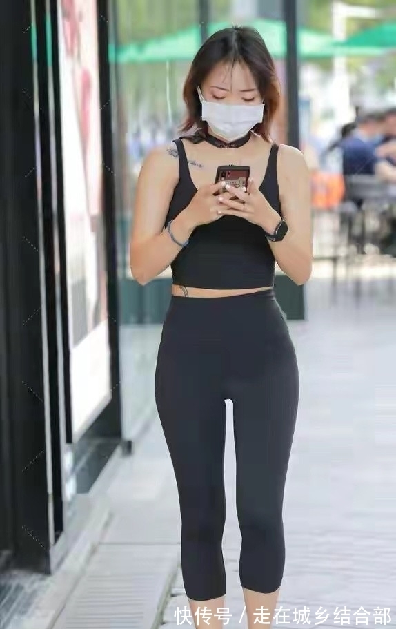 运动风格 运动背心搭配黑色瑜伽裤,时尚冷艳又霸气十足,吸睛又时髦