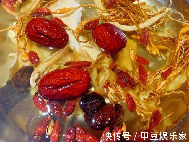 老火湯|天涼了，煲一鍋烏雞老火湯吧，湯口濃稠營養豐富，還能增加抵抗力